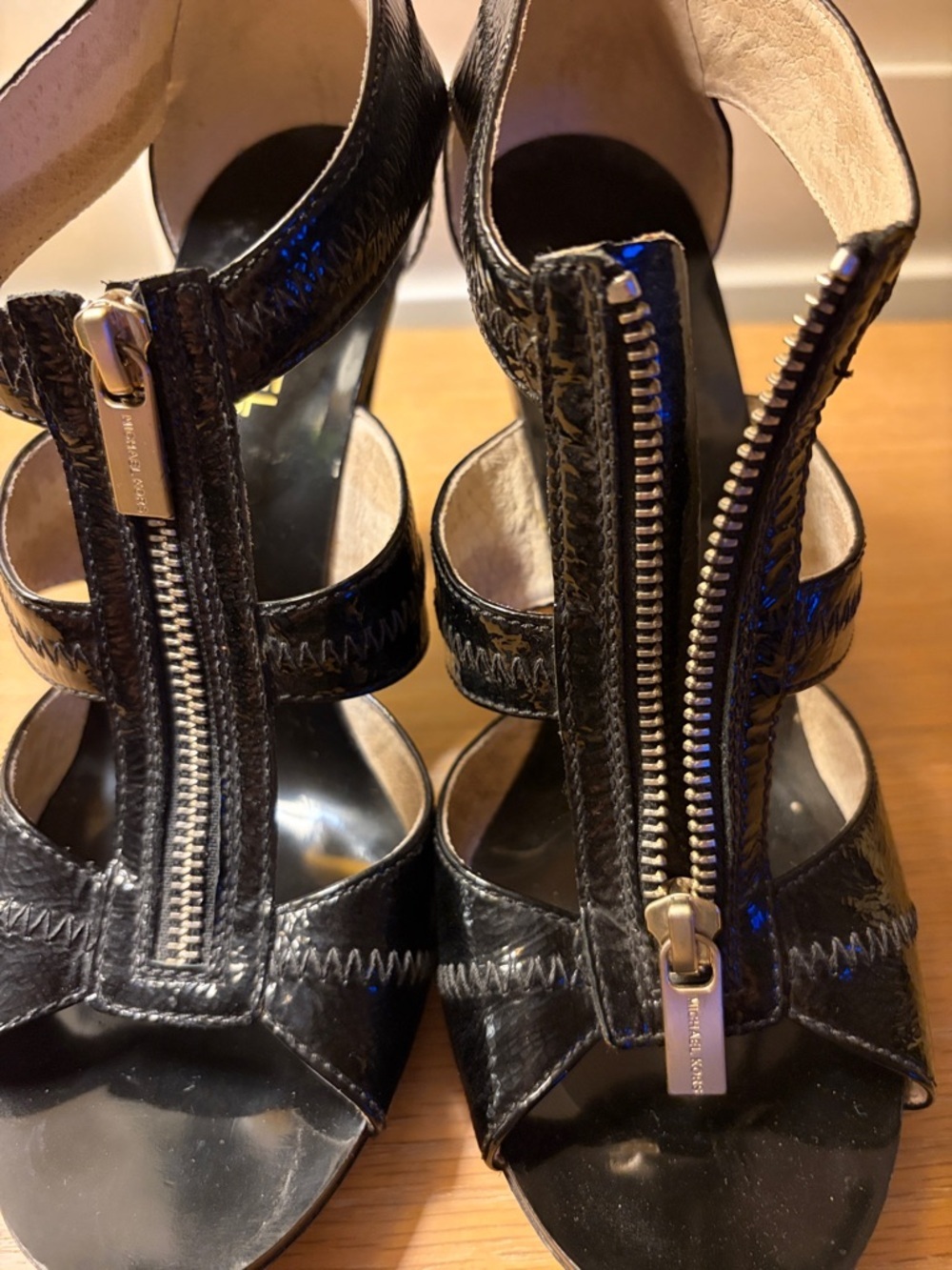 New Michael Kors Berkeley T- strap patent leather front zipper sandals 8 4”heel - Picture 6 of 6